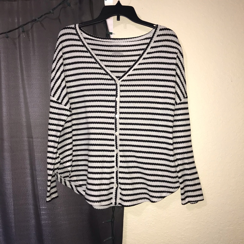 BLACK AND WHITE KNIT TOP